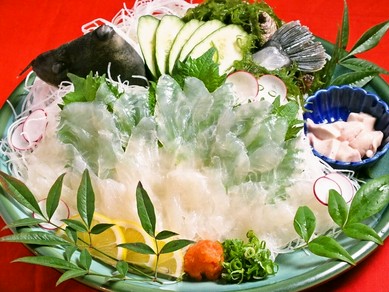 オーダー毎に生けすの鮮魚を水揚げしてつくられる『活カワハギの姿造り』
