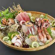 鮮度にこだわり、天然魚を豊洲市場で仕入れ。約7種類を豪華に盛り付けた一皿です。ほどよい脂で、口に入れた瞬間とろける旨みが広がります。（画像は3人前になります）