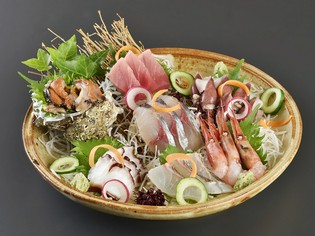 豊洲市場で仕入れた旬の鮮魚を味わえる『季節のお造り盛合せ』