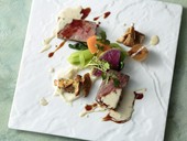 シェフが選び抜く旬の食材を堪能できる繊細なプレゼンテーション