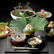 和の神髄を表現した盛り付けで旬の食材を用いた日本料理をお楽しみください。