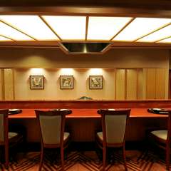 四季折々の味わいをとじこめ、厳選された旬の素材を使ったお任せの天麩羅と、前菜・椀盛・お造り含むコース