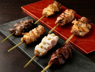 その日のおすすめ部位を炭火でじっくりと焼きあげ、盛り合わせたコース内の一皿『焼鳥』