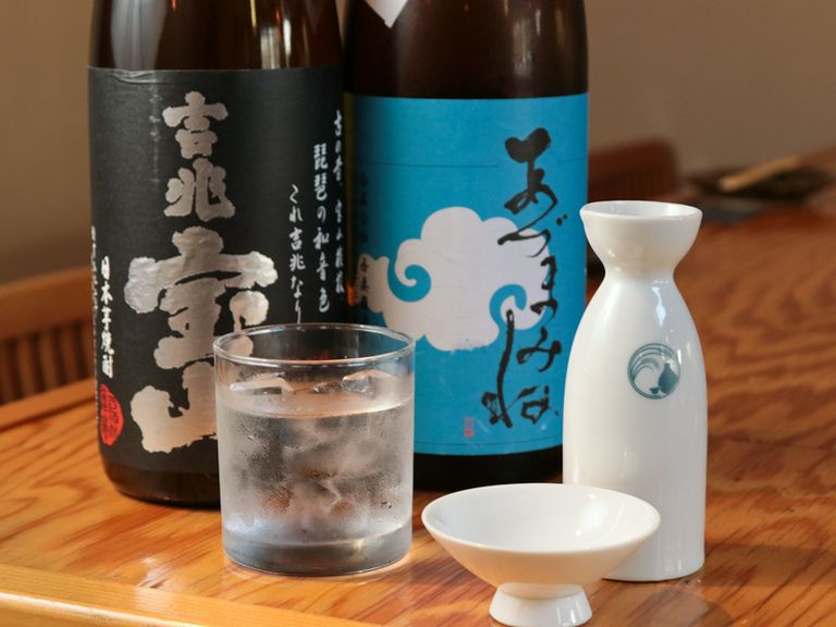 珠玉の和酒を隠れ家空間でじっくり味わう