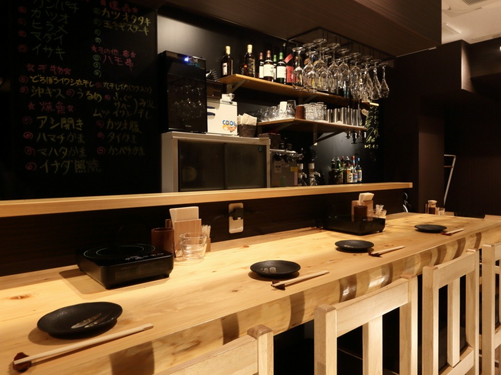 落ち着いて食事ができる、木目も美しい一枚板のカウンター席