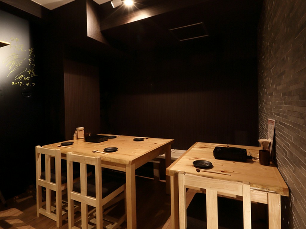 テーブル席も用意されており、接待やデートにも最適