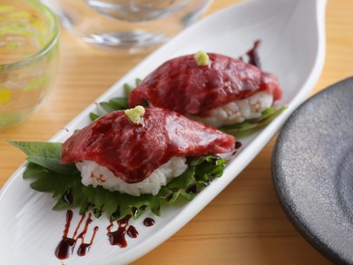 自慢の肉寿司『宝牧場直送＜近江牛＞赤身あぶり寿司 2貫』