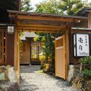 本格的な京料理を、比較的リーズナブルな価格で味わえる【遊月】は、京都を満喫したい旅行の強い味方。最高級の素材で丁寧にひかれる出汁が味わい深く、日本料理の神髄に触れることができます。