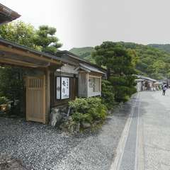 嵐山の一角に佇む、格調高い、純和風の門構え