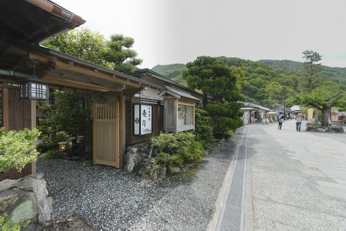 嵐山の一角に佇む、格調高い、純和風の門構え