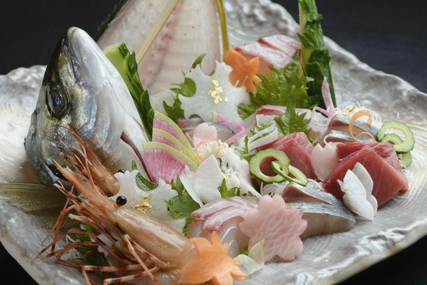 その時季の美味しい魚介を味わえる『お造り盛り合わせ』