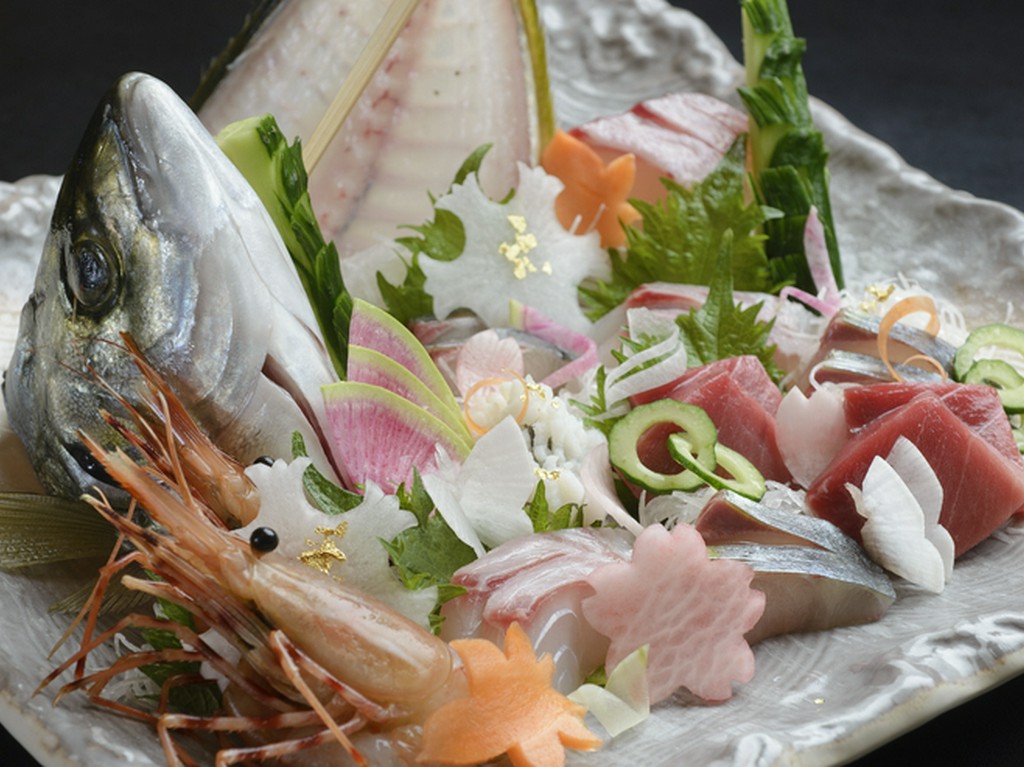 その時季の美味しい魚介を味わえる『お造り盛り合わせ』