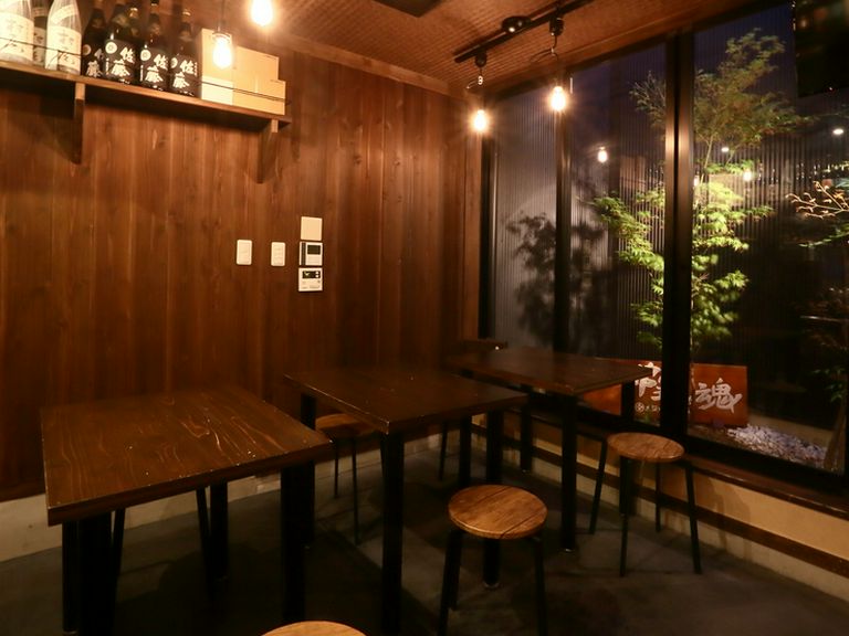古民家を改築した和みの空間で、落ち着いて美酒佳肴を楽しむ