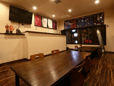 落ち着いた大人の空間で、足を崩してリラックスした会食を