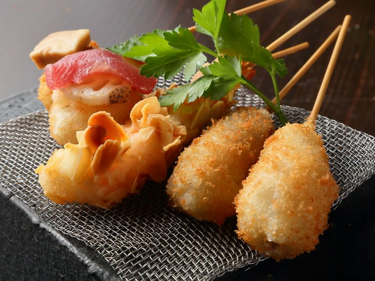 名物!クロワッサン生地を使った、独創的かつ圧倒的に美味しい『創作串カツ』