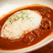 牛すじを柔らかくなるまでとろとろに煮込み、カレーに仕上げました。
当店の隠れ人気メニューです。