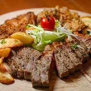 牛肉だけではなく、豚肉・鶏肉も楽しみたいという方の為に、まとめてプレートでご提供します。ボリューム感たっぷりですので、みなさんでお楽しみください。