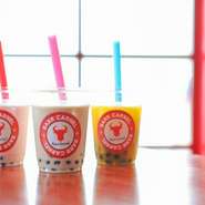 人気沸騰中のタピオカドリンクを当店でお楽しみいただけます。
各種ご用意しており、テイクアウトも可能でございます。
■カフェオレ・ミルクティー・いちごミルク・カルピス・抹茶 400円
■マンゴー・キウイ 500円