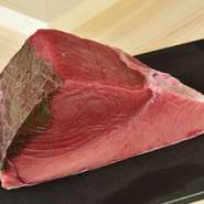 店にはその時美味しい旬の食材が産直で届きます。中でも鮪は生の本鮪にこだわり、店主自ら東京、横浜の市場で目利きしたもの。産地を限定せず、鮮度と質にこだわった食材が日々厳選仕入れされています。