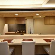 シンプルで端正な純和風の店内は、美しいヒノキのカウンターと温かみのある網代天井や聚楽壁が落ち着いた雰囲気を醸し出しています。和食器を軸に、作家の作品も取り入れた器は季節ごとに入れ替わり、こちらも注目。