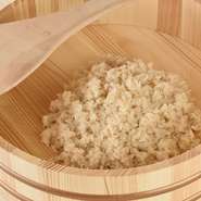 シャリはお客様ごとにバーミキュラで炊かれています。圧力をかけて炊くことで、一粒一粒の米にハリを与え、存在感のあるシャリに。シャリには米酢と赤酢を独自にブレンドした魚と相性の良い寿司酢が使われています。