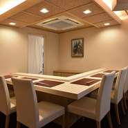 完全個室は6名まで収容可能。個室ながらカウンタースタイルなので鮨店の雰囲気はそのままに、ゲストにゆったりと過ごしてもらうことができます。事前予約にてランチ接待も可能です。