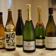 夫婦の記念日など特別な日に訪れたい【鮨ひろ瀬】。メニューは『おまかせコース』のみで、二人でワクワクしながら料理を待つひとときも楽しいものです。厳選食材と料理に良く合う日本酒、ワインも豊富に揃います。