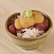 鮪、うに、カニと人気の食材を一口で楽しめる贅沢な丼です。食べると濃厚なうにの甘さが口いっぱいに広がって、次いで鮪の旨味とカニの風味が一つに。女性にも食べやすい小ぶりなサイズも喜ばれています。