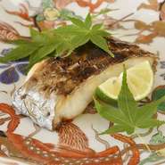 その日のおすすめの魚を備長炭で香ばしく焼いた一品。高温の炭火で皮目はパリッと、身はジューシーに仕上がっています。写真はタチウオで、ふんわりとした食感の中に上品な旨味を閉じ込めた逸品です。