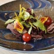 シーズンを迎えるホタルイカと季節野菜を合わせ、一口大にして盛り付けた和えものです。ホタルイカのふっくらと柔らかい味わいは春ならでは。一枚の皿の上に季節を集約して表現した、彩りも美しい小皿です。