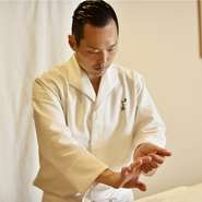 来店されたお客様に喜んでいただきたい―この思いが店内のすべてに反映されています。料理、食材、器、気遣い、いずれも手を抜かず、お客様の期待値を上回る料理を提供。食べやすい工夫も随所に取り入れています。