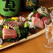 メインで使われる魚介類は、豊洲市場より仕入れられたもの。ほかにも珍しい魚を沼津港から直送してもらっています。磯釣りが好きで魚料理の勉強を始めたという料理人。「魚愛」が溢れた料理を味わうことができます。