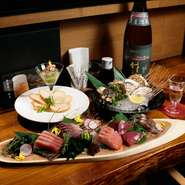 日本各地から選び抜かれた日本酒が揃えられています。料理と合わせたときに相性が良いものを厳選して仕入れ。取り扱う日本酒は、季節ごとに種類を変えています。お気軽にスタッフまでお尋ねください。