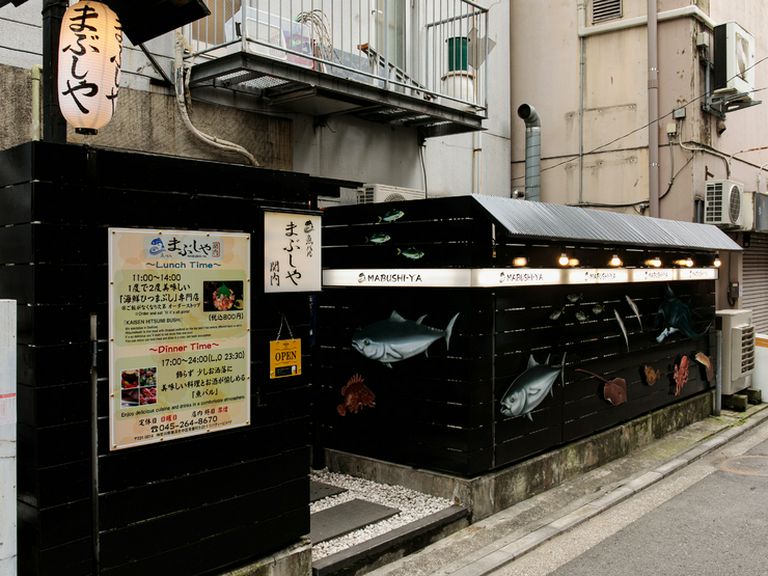 一目で魚を扱う店と認識できる、マグロやヒラメが描かれた黒壁