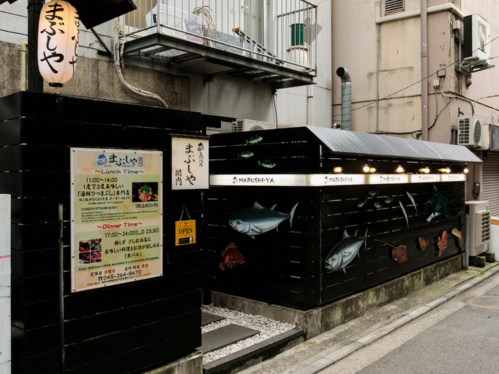 一目で魚を扱う店と認識できる、マグロやヒラメが描かれた黒壁
