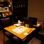 落ち着いた雰囲気の店内は、ゆったり過ごすことができる快適な空間。仕事帰りに同僚と飲んだり、スタジアムでのスポーツ観戦後に仲間同士で2次会を楽しんだり、さまざまなシーンで利用することができます。
