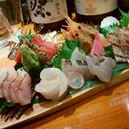 まぶしやと言えば～旨いお刺身～
その日その日のオススメ鮮魚を
鮮やかに盛り合わせます。

※下記(光 眩 輝)は各1人前、1貫づつのお値段です。
ご注文は2人前～でお願い致します。