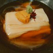 とろけるゆばに
ウニをトッピングし
熱々のべっ甲餡をかけました。