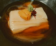 とろけるゆばに
ウニをトッピングし
熱々のべっ甲餡をかけました。