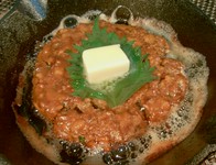 魚と香味野菜を
味噌バターで焼き上げます。