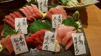 上記の食べ比べ刺しを全て盛り込んだ“贅沢”な生本マグロ刺し盛り合わせとなっております。