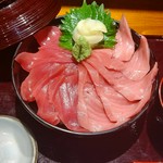 各種、たっぷり120gの生本マグロを敷き詰めた
極上の海鮮丼をご堪能下さい。
・『並』(赤身のみ) 1,380円
・『上』(赤身&中トロ) 1,680円
・『特上』(中トロ尽くし) 1,980円

※数量限定の為、お早めのご来店を♪
