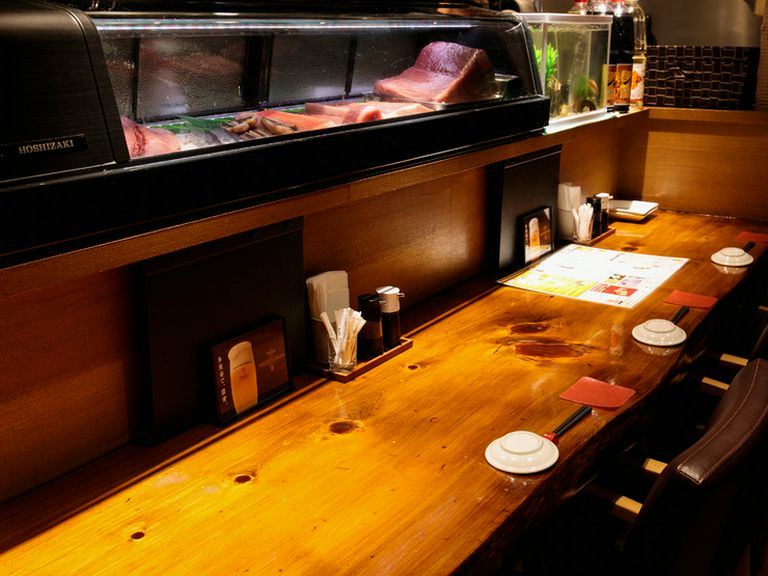 料理人との会話も楽しいカウンター席