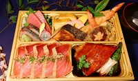 お刺身に天ぷら、焼き物
自慢の“旬魚の煮付け”と
大将が、腕によりをかけてお作りさせて頂く
本格的な『ミニ会席弁当』です。

※季節や仕入れ状況により、内容が変更になる場合が御座います。