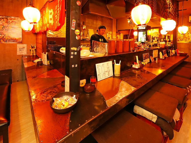 昭和レトロな雰囲気の中、旨い串焼きとアテ、お酒に憩える