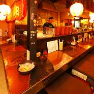 藤沢市石川にある地元密着の串焼き酒場。店に一歩入ると、昭和のノスタルジックな薫りに包まれ、旨い料理とお酒に心から和める雰囲気。気取り無用の心地よさ、大衆酒場ならではのリーズナブルな価格も魅力！