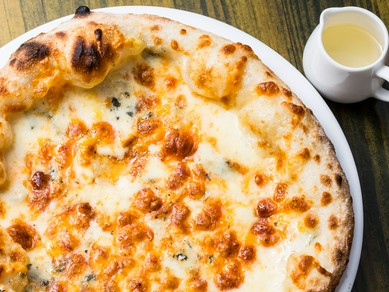 本場の小麦粉を使ったモチモチ食感が人気『4種のチーズのピザ』