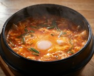 海老、あさり、いかが入った大人気のスンドゥブ。オリジナルのスープに魚介の旨味が絶品。
