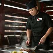 肉の焼ける香りや音、蒸気が全身を包み込み、目で耳で舌で堪能。ゲストに美味しく食べてもらうため会話を大切にし、つい話しすぎてしまうところはシェフ徳田氏の魅力。たっぷりと楽しい時間を過ごせます。