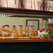 扉を開けると、温もりのあるシックな雰囲気が落ち着きます。肩肘張らずに大切な人や仲間と楽しく過ごしたい時に。リラックスして食事やワインを心行くまで愉しむことができます。